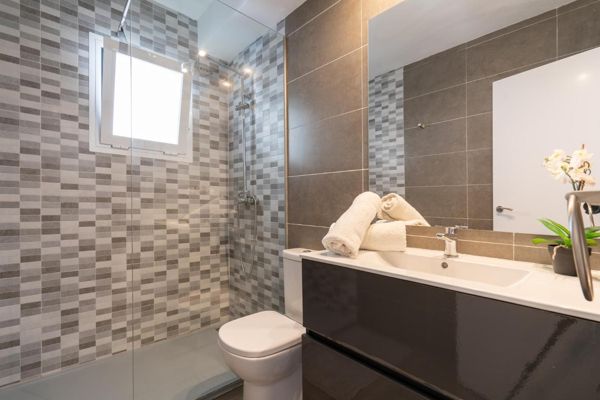 Sunny 2br In With 3 Pools, Restaurant, Gym And Playground