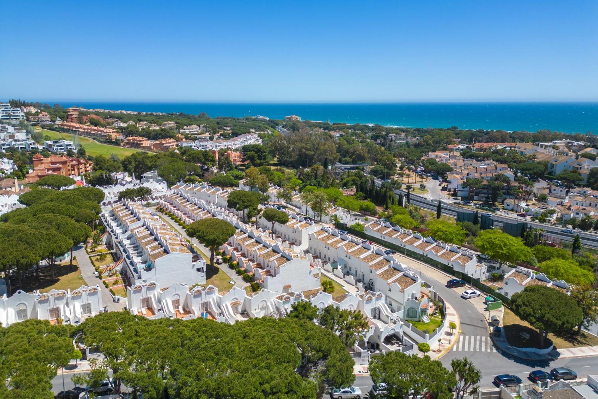 Sunny 2br In With 3 Pools, Restaurant, Gym And Playground Apartment
