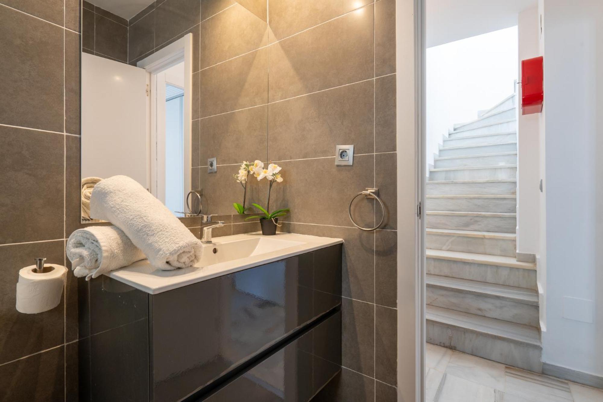 Sunny 2br In With 3 Pools, Restaurant, Gym And Playground