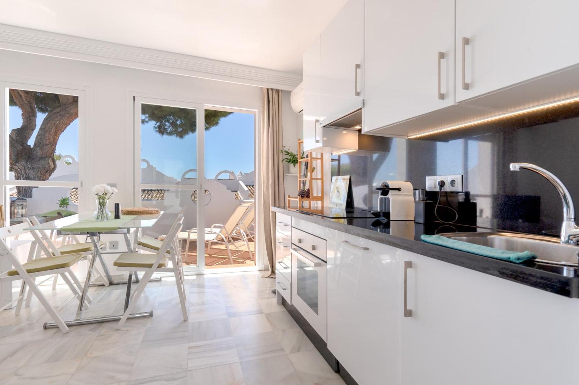 Sunny 2br In With 3 Pools, Restaurant, Gym And Playground Apartment